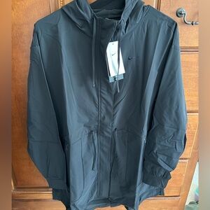Nike women’s lightweight hooded tunic-length jacket